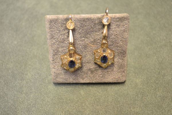 Paio di orecchini pendenti in argento, oro a basso titolo, zaffiri, diamanti e vetro realizzato con rose di diamanti in montatura sagomata e centrata da uno zaffiro ovale, g 7 una rosa sostituita con un vetro