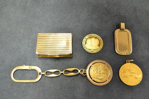Portapillole, portachiavi, pendente con placchetta, medaglia ricordo e moneta Apollo XI in oro giallo peso complessivo g 67 (5)