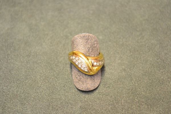 Anello in oro giallo, oro bianco e diamanti lavorato come un motivo a foglia impreziosita da piccoli brillanti, punzone 750, g 7