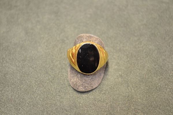 Anello in oro giallo e onice da uomo decorato da un'onice ovale, punzone 750, g 15