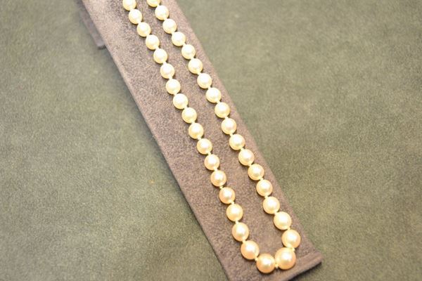 Collana in perle e oro a basso titolo realizzata ad una fila di perle poste in gradazione con diam. da mm 4,5 a mm 7,5, con fermatura decorata da una perla di diam. mm 7,5, g 20