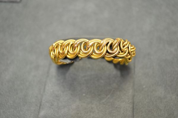 Bracciale in oro giallo realizzato ad una fila di maglie fantasia, g 23, alcune maglie con lievi danni