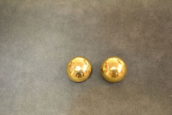 Paio di orecchini in oro giallo ciascuno realizzato come una boulle in oro giallo liscio, g 18