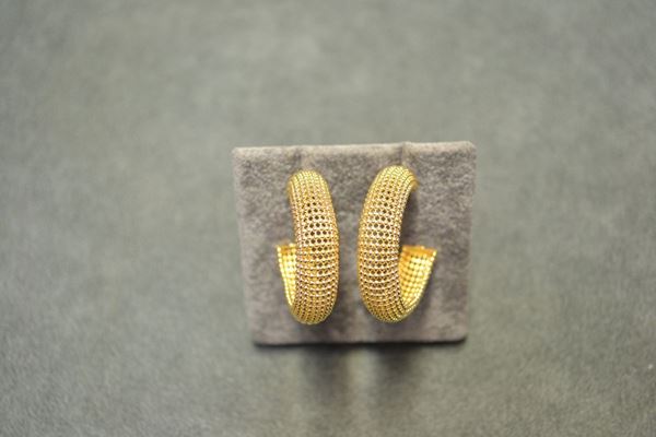 Paio di orecchini in oro giallo ciascuno modellato come un semicerchio bombato formato da microsferette in oro giallo, g 29