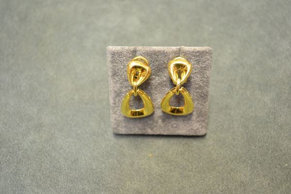 Paio di orecchini pendenti in oro giallo ciascuno realizzato con un elemento triangolare bombato a cui Ã¨ sospeso in contrapposizione un elemento analogo di misura piÃ¹ grande, g 12