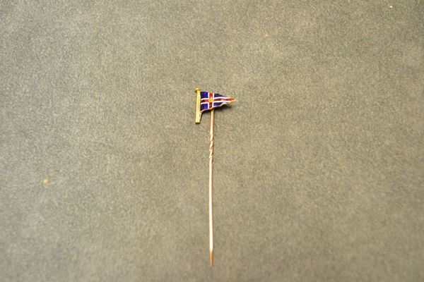 Spilla da cravatta in oro giallo e smalti l'estremitÃ  decorata da una piccola bandiera decorata in smalti policromi, g 2