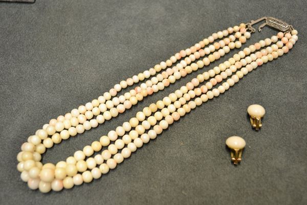 Demi-parure composta da girocollo e paio di orecchini in argento, corallo bianco e ematite  il girocollo Ã¨ realizzato a tre fili in corallo bianco con fermatura decorata con microgranuli d'argento e piccole ematiti sfaccettate; ciascun orecchino Ã¨ realizzato con corallo bianco rotondo cabochon, punzone 800, g 41