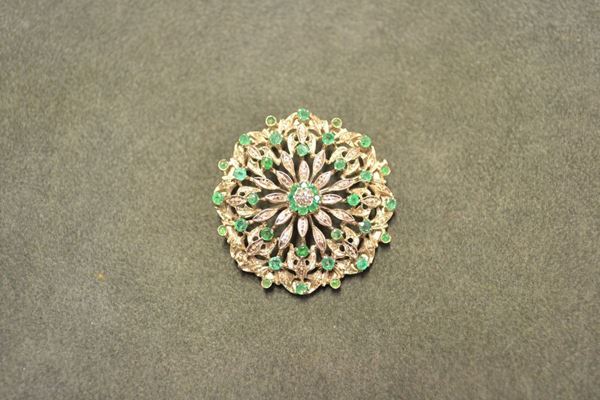 Spilla in oro bianco a basso titolo, smeraldi e diamante lavorata come una corolla con piccoli smeraldi e un brillante, g 15, uno smeraldo mancante