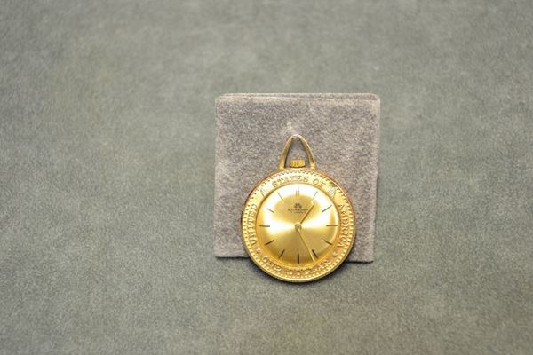 Orologio da tasca Bucherer, in oro giallo 18 kt Cassa cesellata a dollaro americano, corona di carica ad ore 12, Quadrante champagne con indici e lancette a bastone. Movimento  a carica manuale. Diam mm 37, non funzionante