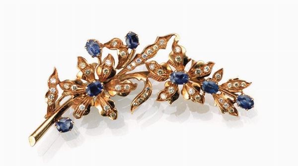 Spilla in oro rosa, zaffiri e diamanti modellata a tralcio fiorito decorato  in brillanti e zaffiri ovali, g 22