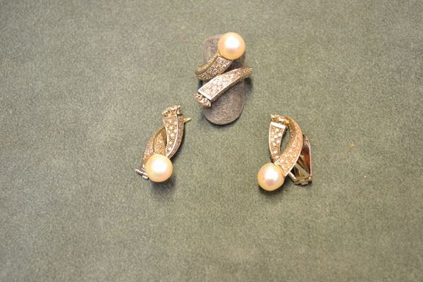 Demi-parure in oro bianco, perle e diamanti formata da paio di orecchini e anello gli orecchini a forma di  cornucopie contrarie' decorate con piccoli brillanti e perle; l'anello en suite con gli orecchini, g 28