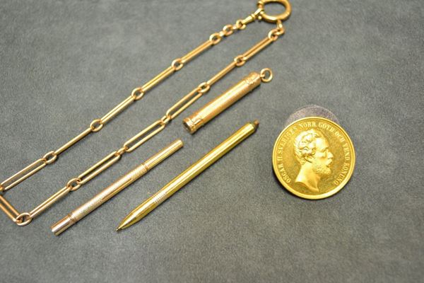 Catena da orologio in oro rosa 18 Kt, tre portamine in oro giallo 18 Kt e metallo dorato, moneta commemorativa in oro giallo 18 Kt gr 90