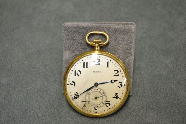 Orologio da tasca Zenith, inizio sec. XX, in oro giallo 18 kt Cassa savonnette in oro liscio, corona di carica a ore 12. Quadrante argente' con grandi numeri arabi, lancette traforate, secondi ad ore 6. Movimento a carica manuale. Diam mm 48,5. Non funzionante