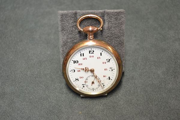 Orologio da tasca, Anonimo svizzero, inizi sec. XX, in argento e argento dorato   Cassa guillochÃ¨ con scudo centrale entro volute, anello ad ore 12. Quadrante in smalto bianco con numeri arabi neri e rossi, secondi ad ore 6, lancette traforate a volute. Movimento a carica manuale a chiavetta con scappamento a cilindro. Diam mm 48
