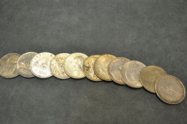 Undici monete Lire 500 in argento 835 fuori corso, di cui otto ' caravelle' datate dal 1958 al 1966, una  'sede vacante 1963 CittÃ  del Vaticano', una 'Dante' del 1965 VII centenario dalla nascita del sommo poeta e una 'Centenario' del 1961, g 121 complessivi