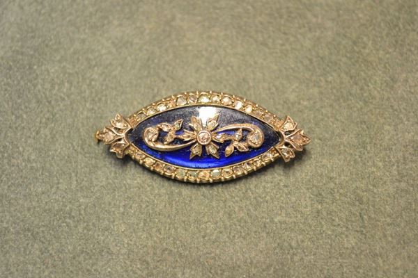 Spilla di forma ovale in oro rosa, argento, diamanti e vetro a forma di marquise decorata da un motivo floreale con  diamanti a rosa, g 7