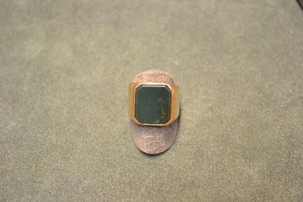 Anello in oro rosa e diaspro sanguigno a fascia alta con pietra centrale a tavoletta, g 13