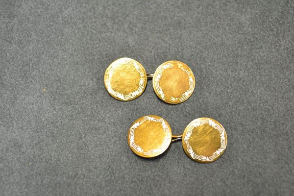 Gemelli in argento, oro a basso titolo e smalto di forma rotonda decorati con smalto bianco, g 7
