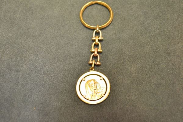 Portachiavi in oro bianco, giallo e rosa raffigurante immagine sacra e incisione nella parte posteriore, catena in oro bianco, oro giallo e oro rosa, punzone 18 Kt, g 16