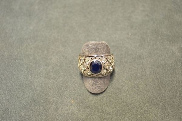 Anello in oro bianco, zaffiro e diamanti a fascia traforata e decorata con brillanti taglio vecchio e zaffiro ovale centrale, g 6, un brillante mancante