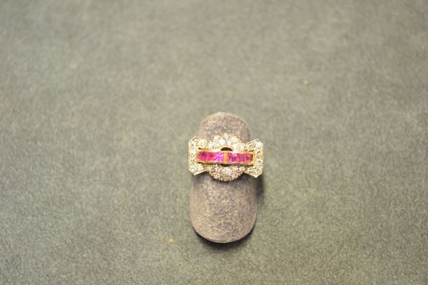 Anello in oro bianco, oro giallo, rubini e diamanti di forma geometrica stilizzata decorata da pave' di brillanti e rubini taglio a gradini, g 4