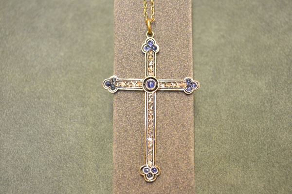 Catenina con pensente in argento, oro giallo, zaffiri e diamanti pendente a forma di croce impreziosito da zaffiri cabochon e diamanti a rosa, g 10