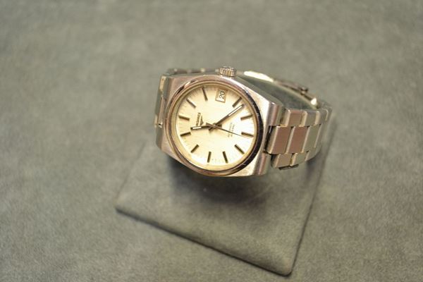 Orologio da polso Longines Admiral Automatic, anni '70, in acciaio Cassa con fondello a vite, vetro zaffiro. Quadrante argentÃ¨ con indici applicati e lancette a bastone con inserti in materiale luminescente, datario ad ore 3, secondi al centro. Bracciale a maglie satinate in acciaio, chisura deployante. Diam. mm 36