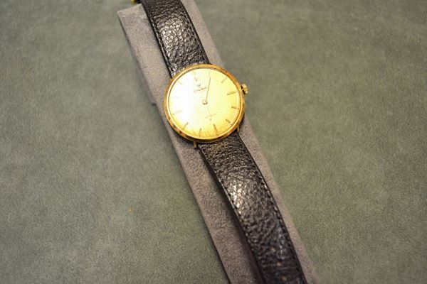 Orologio da polso, Onsa, anni '60, in oro giallo 18 kt Cassa con fondello a scatto, anse inclinate, quadrante champagne satinato ad effetto tessuto, indici applicati a bastone, lancette ad ago. Movimento a carica manuale. Cinturino in pelle con fibbia ad ardiglione in metallo dorato. Diam. mm 34