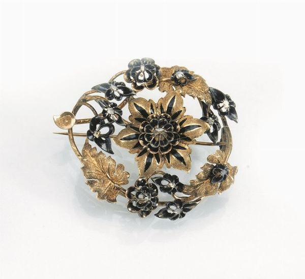 Spilla in oro a basso titolo, argento, diamanti e smalti di forma circolare traforata a corolle con rose di diamante e smalti neri, g 21