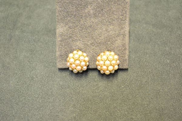 Paio di orecchini in oro giallo e perle ciascuno realizzato come un bottone circolare decorato da piccole perle, g 10