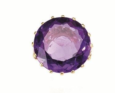 Anello in oro giallo e corindone sintetico cambio di colore al centro un corindone sintetico con cambio di colore montato entro castone a griffe cesellato a piccole foglie, g 19