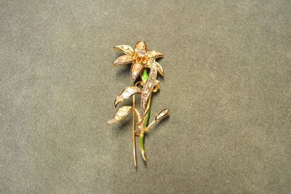 Spilla in oro giallo, rose di diamanti e smalti realisticamente modellata come uno stelo con fiori e foglie decorati in rose di diamante e smalto verde, g 15, smalto danneggiato