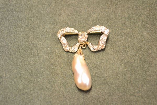 Spilla in oro bianco, diamanti e perla modellata a fiocco con brillanti di taglio vecchio e perla barocca pendente coltivata, g 5