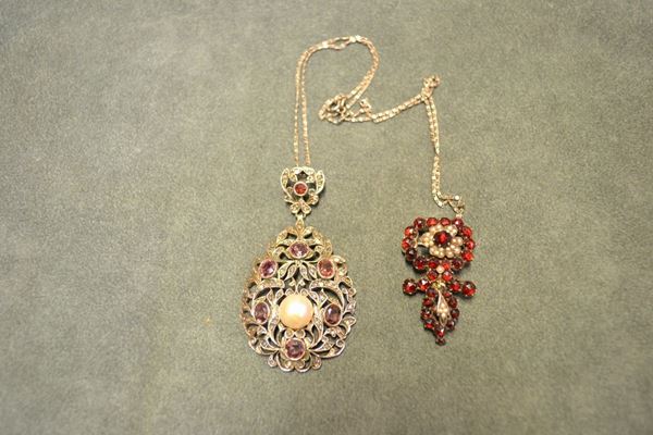 Pendente ovale in argento, diamanti, ametiste, granato e perla mabe e spilla in argento dorato, microperle e granati pendente decorato con pietre di colore e diamanti a rosa, completo di catena; spilla in argento dorato  con granati sfaccettati e microperle, g 20 complessivi, un granato mancante