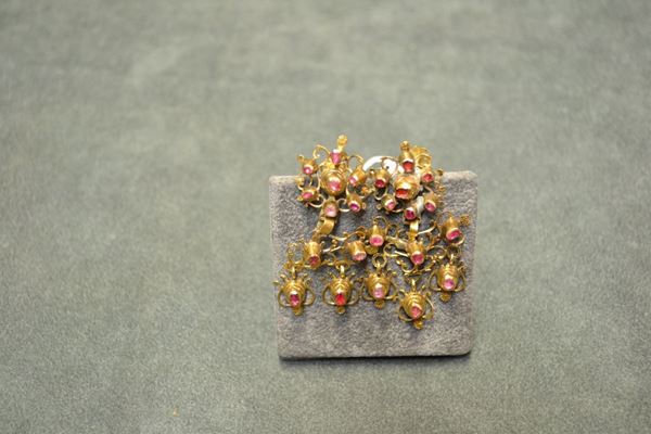 Paio di orecchini, Spagna sec. XIX, in oro giallo, smalto e pietre di colore pendenti realizzati con volute decorate da pietre rosa, g 16