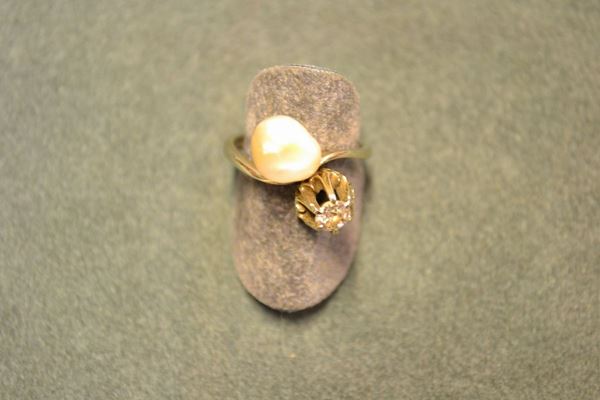 Anello in oro bianco, diamante e perla con montatura contrariÃ¨ con perla scaramazza e brillante taglio vecchio, punzone 750, g 6