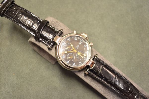 Orologio da polso con calendario completo Stauer, in acciaio, con scatola  Cassa bombata in acciaio lucido con anse a staffa decorate da onici cabochon, oblÃ² in vetro zaffiro sul movimento, pulsanti per la rimessa del giorno e del mese ad ore 9 e 12. Quadrante antracite guilloche con numeri arabi e lancette oro, quadranti ausiliari ad ore 6, 9 e 12 con fasi lunari, giorni e mese, datario ad ore 3. Movimento a carica automatica. Cinturino in pelle . Diam mm. 39