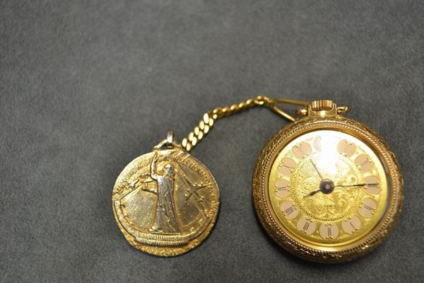 Orologio 'svegliarino' da tasca e catena con moneta in metallo dorato  Cassa incisa a volute vegetali, corona di carica ad ore 12, rimessa dell'ora per la sveglia e levetta per il silenzio sul fondello. Quadrante oro inciso a volute e numeri romani entro riserve sagomate avorio. Movimento a carica manuale. Diam. mm 53,5
