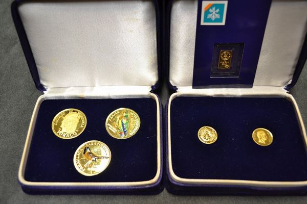 Tre medagliette, due monete ed un lingotto in oro giallo peso complessivo g 25 (6)  - Asta Arredi, oggetti d'arte, dipinti - Poggio Bracciolini Casa d'Aste