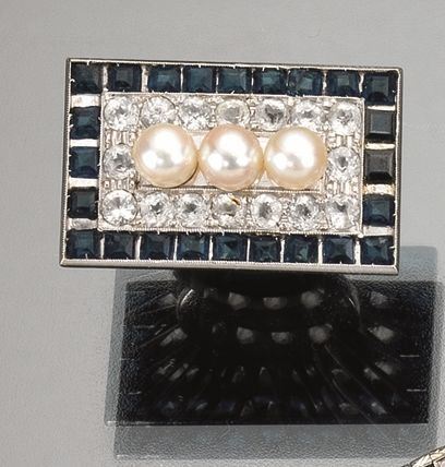 Anello in oro bianco, zaffiri, perle e pietre ad imitazione del diamante di forma rettangolare, g 16, due zaffiri scheggiati