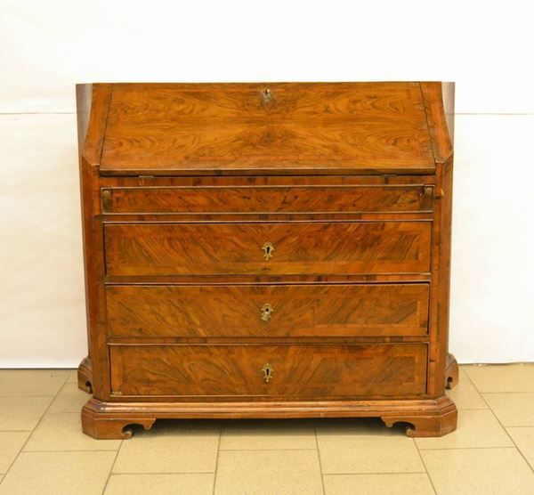 Scrivania a ribalta, Toscana, sec. XIX, in radica di noce, a tre cassetti, uno sportello a ribalta e internamente cassettini e vani a giorno, laterali sagomati, cm 131x53x108, difetti