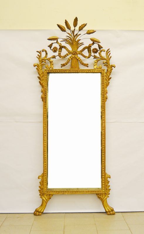 Specchiera, Toscana, sec. XVIII, in legno dorato. cimasa intagliata a motivi vegetali, piedi a zampa felina, cm 65x204