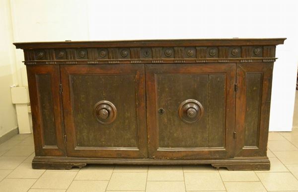 Credenza, Toscana, sec. XVII, in pioppo, a due sportelli, piano da alzarsi, piedi a ciabatta, cm 214x87x109, difetti