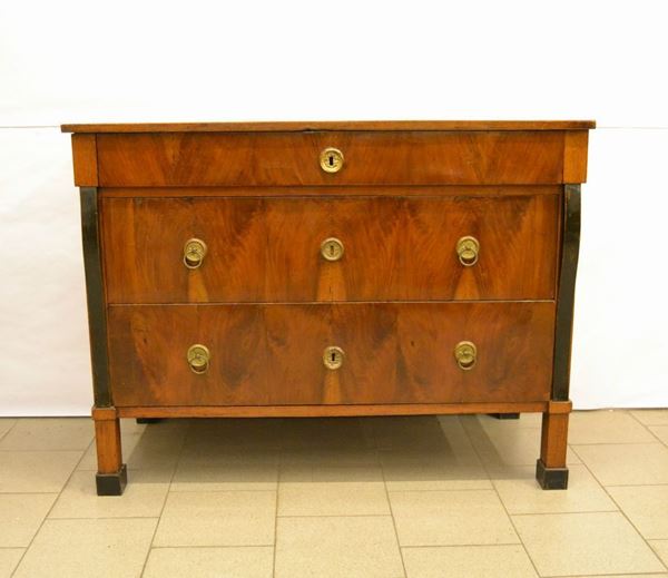 Cassettone, Toscana, sec. XIX, in radica di noce, a tre cassetti, rapporti in metallo bronzato, cm 132x63x100, piano non pertinente