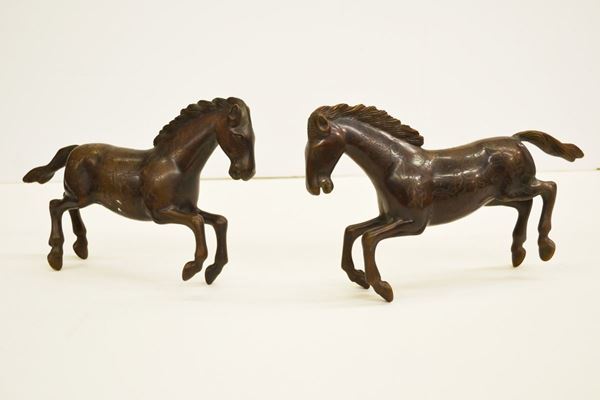 Coppia di cavallini, Cina sec. XX,  in bronzo, alt. cm 25(2)