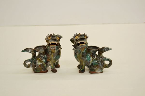 Coppia di piccoli portacandele Cina sec. XX, in porcellana, modellati a cani di Pho, alt. cm 11 (2)
