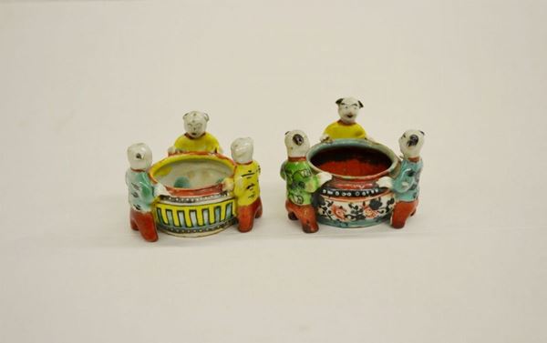 Due piccoli sciacquapennelli, Cina sec. XX, in porcellana policroma, diam cm 6,5 (2)