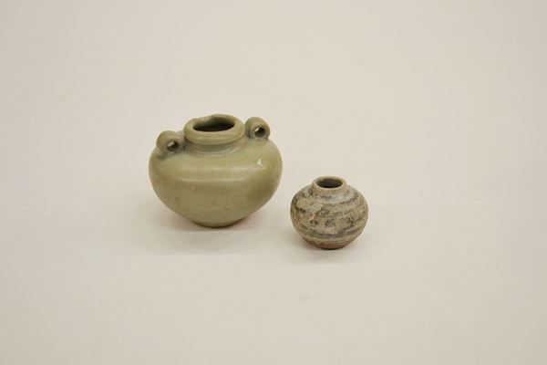 Due contenitori, Cina, in ceramica verde, modellati in forma di piccole anfore, il piÃ¹ alto cm 5,5 (2)