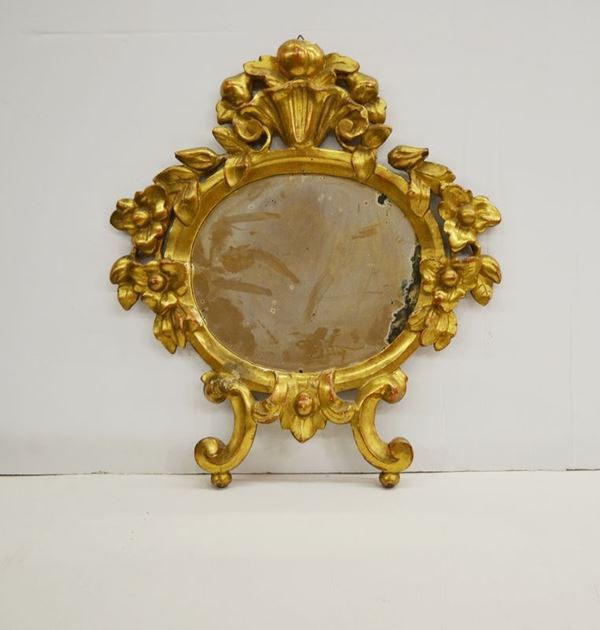 Cartagloria, sec. XIX, in legno intagliato e dorato con cornice decorata a motivi di fiori e frutta, montata a specchierina, cm 44x44