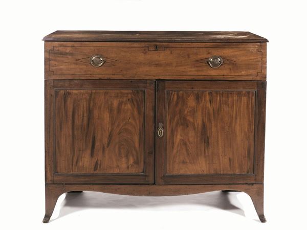 Credenza, Inghilterra, sec. XIX,  in noce a patina bionda, piano rettangolare, un cassetto nella fascia, due sportelli sottostanti, gambe mosse, cm 121x51x105